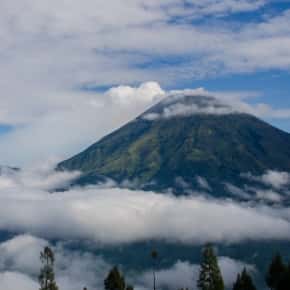  Le mont Sumbing, un volcan situé au centre de l’île de Java © Yuem Park @Berkeley