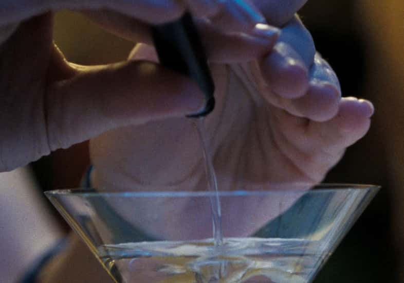 Dans <em>Casino Royale</em> (2006), le Chiffre verse de la digitaline dans le cocktail de James Bond. © AndyTGD, <em>James Bond Wiki</em>