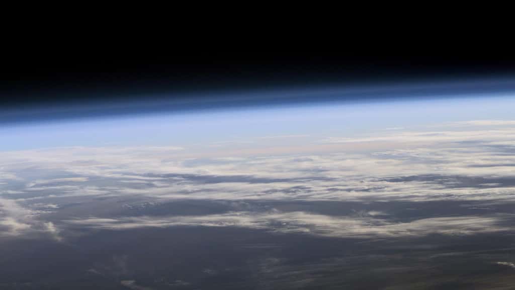 La couche d'ozone, enveloppe protectrice de notre Planète, est endommagée par l'utilisation massive de chlorofluorocarbure (CFC). © Nasa, ESA