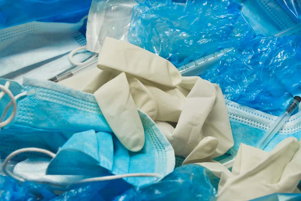 Masques, gants, cathéters : la quantité de déchets médicaux explose. © ADELART, Adobe Stock