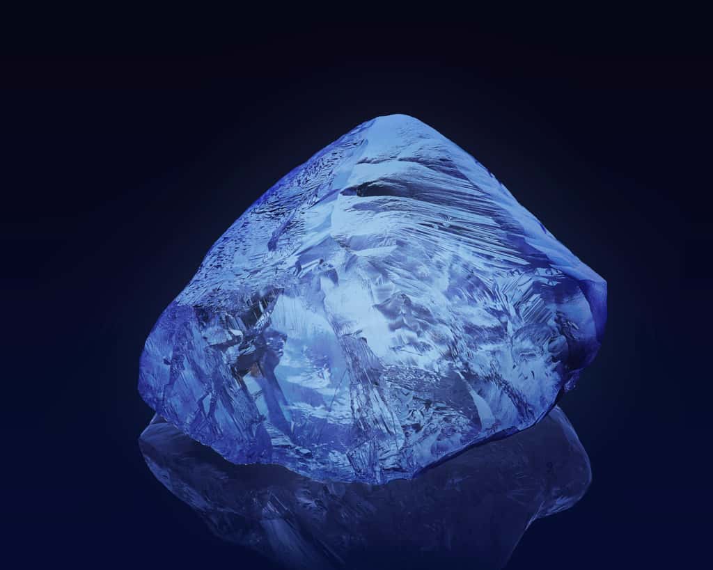Les diamants contenant des atomes d’azote donnent une lumière bleutée lorsqu’ils sont « excités » par un rayonnement UV. © Alrosa