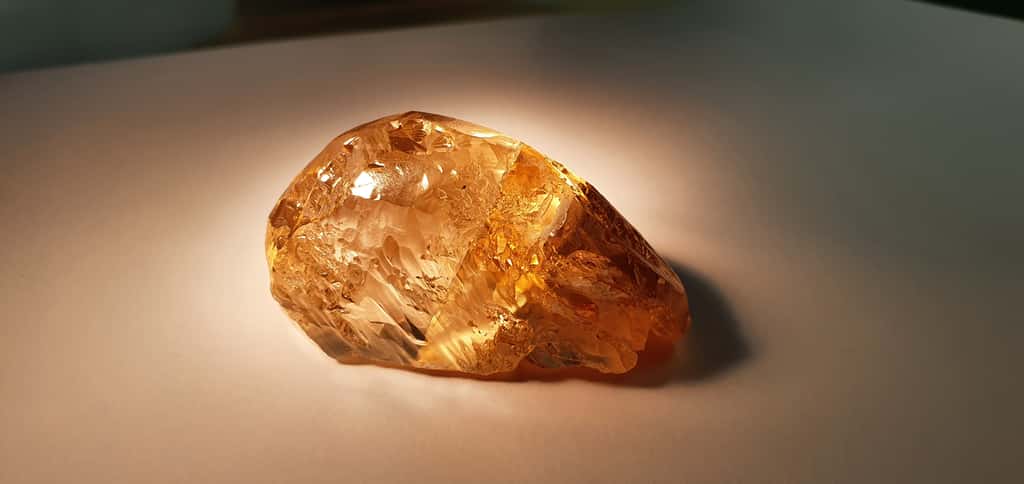 Un diamant jaune-ocre de 236 carats a été découvert dans la mine d’Ebelyakh, en Iakoutie. © Alrosa