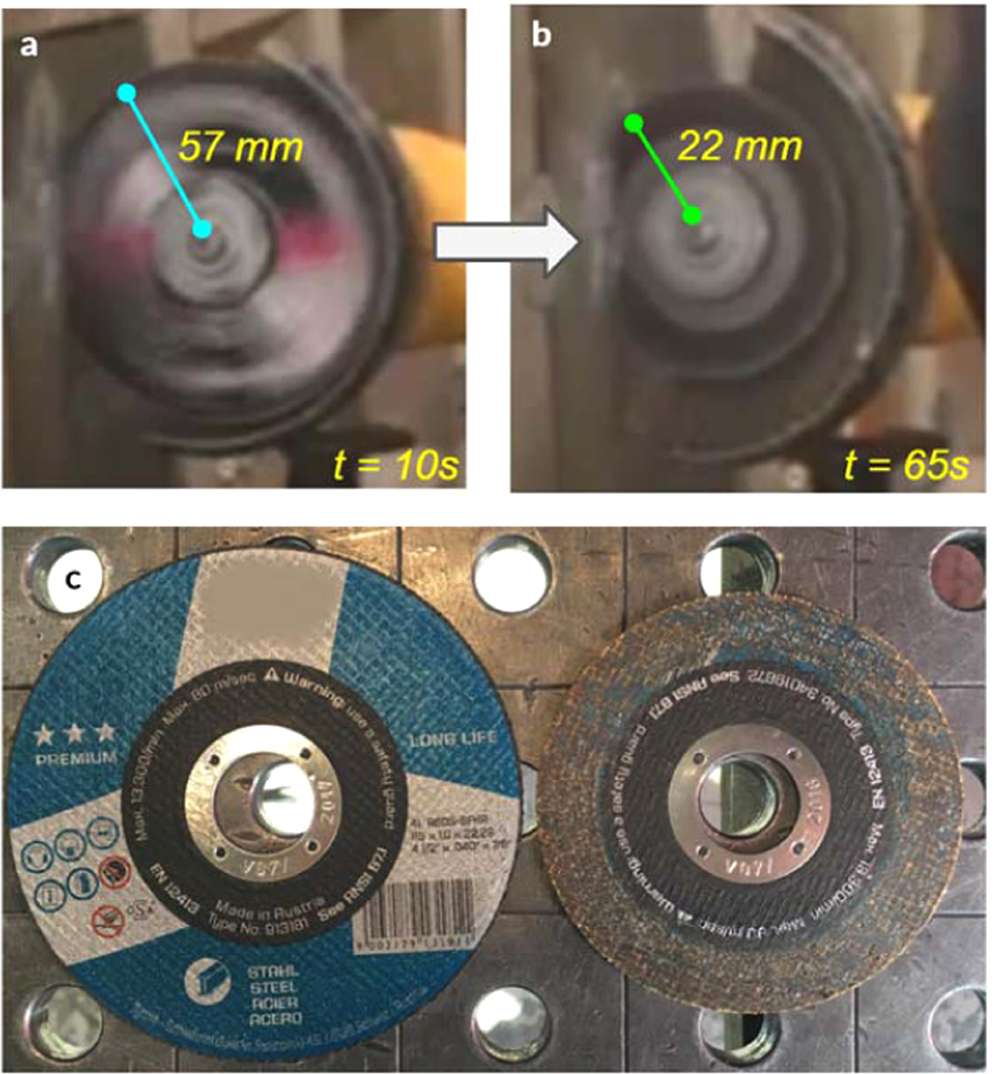 Le disque de coupe avant et après le test. Attaqué par le matériau, son diamètre a été réduit de 65 %. © <i>Stefan Szyniszewski et al, Scientific Reports, 2020</i>
