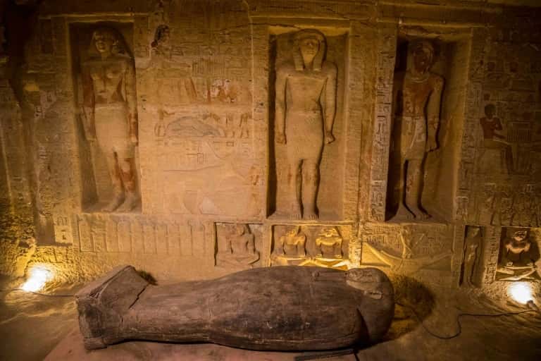 Le puits funéraire où ont été découverts 59 sarcophages, à Saqqara (Égypte) le 3 octobre 2020. © Khaled Desouki, AFP