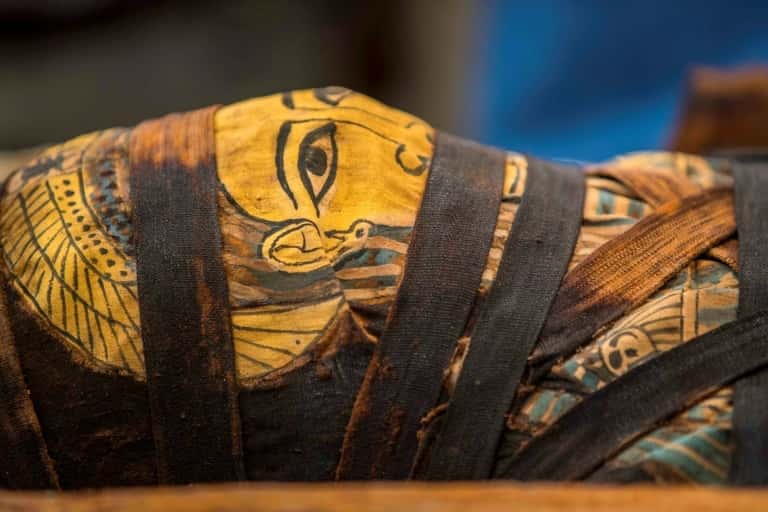 La momie d'un des 59 sarcophages découverts à Saqqara (Égypte), le 3 octobre 2020. © Khaled Desouki, AFP