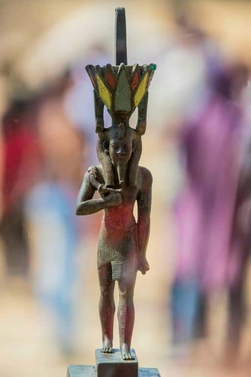 L'une des statuettes retrouvées par la mission ayant découvert 59 sarcophages intacts à Saqqara, présentée le 3 octobre 2020. Celle-ci est en bronze, incrustée de pierres précieuses (agate rouge, turquoise et lapis-lazuli) et représente le dieu Néfertoum. © Khaled Desouki, AFP