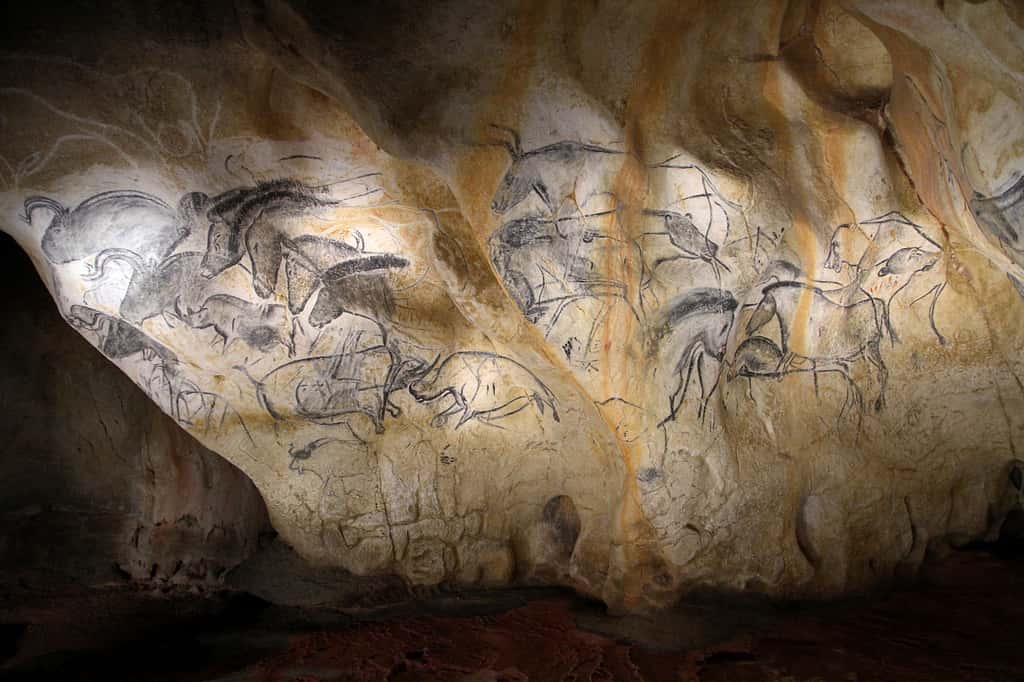 Le tableau des chevaux, dans la grotte Chauvet, est une succession de 21 figures de chevaux, aurochs et rhinocéros. © Claude Valette, Flickr