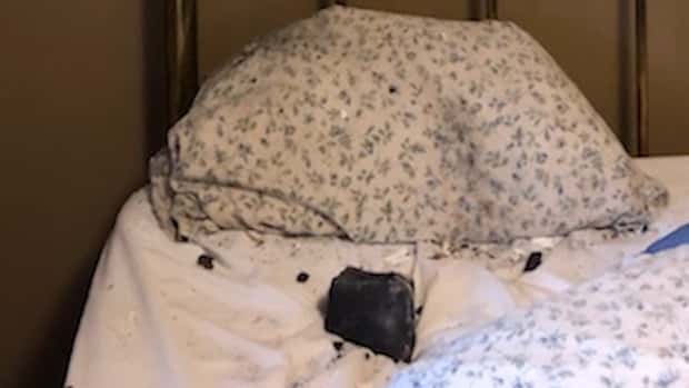 Une météorite de la taille d’un melon s’est écrasée sur son oreiller. © CTV News Vancouver, Twitter