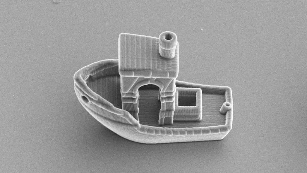 Ce micro-bateau est destiné à modéliser le comportement de micro-nageurs biologiques ou synthétiques. © Rachel Doherty et <em>al.</em>, Soft Matter