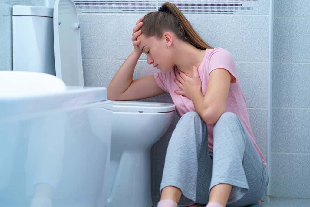 Lors d'une grossesse nerveuse, la jeune femme ressent les symptômes habituels d'un début de grossesse dont les nausées et vomissements. © Goffkein, Adobe Stock