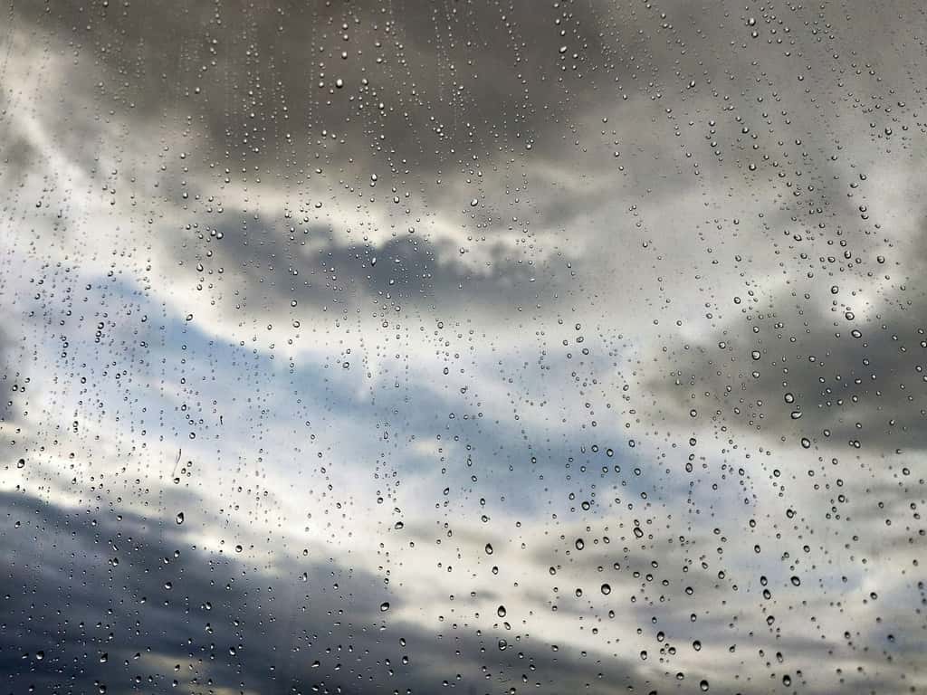 L’ionisation de l’atmosphère favoriserait la fusion de gouttelettes d’eau en suspension dans les nuages, ce qui engendre la pluie. © Motion Photography, Adobe Stock