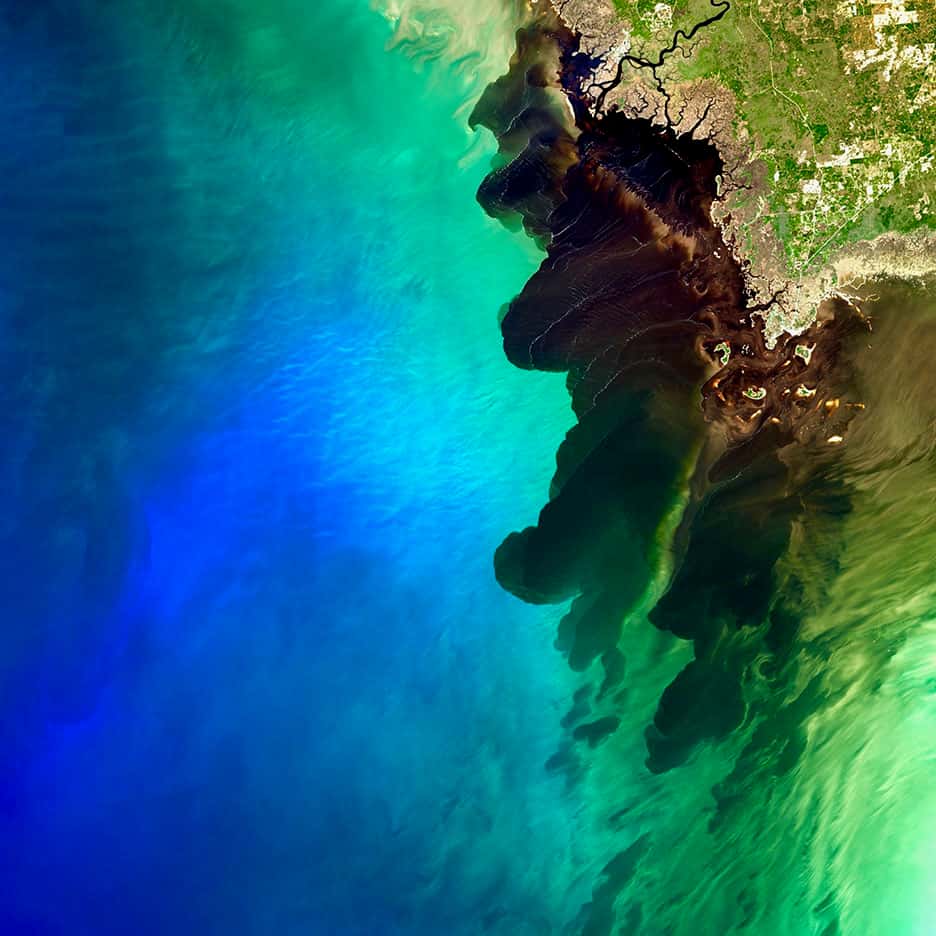 Les eaux riches boueuses riches en matière organique se déversent dans l’océan, entraînant un assombrissement des côtes. Ici, l’écoulement de la rivière Suwannee dans le golfe du Mexique. © Alice Alonso,<em> Nasa Earth Observatory</em>