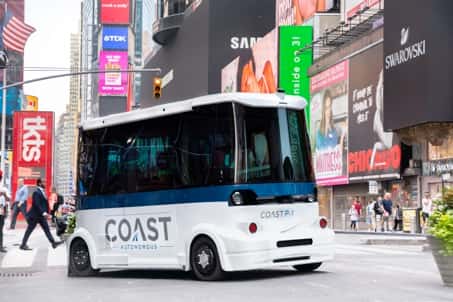 La navette Coast P1-Shuttle est conçue pour évoluer en pleine autonomie dans des rues passantes comme ici à New York. © COAST Autonomous