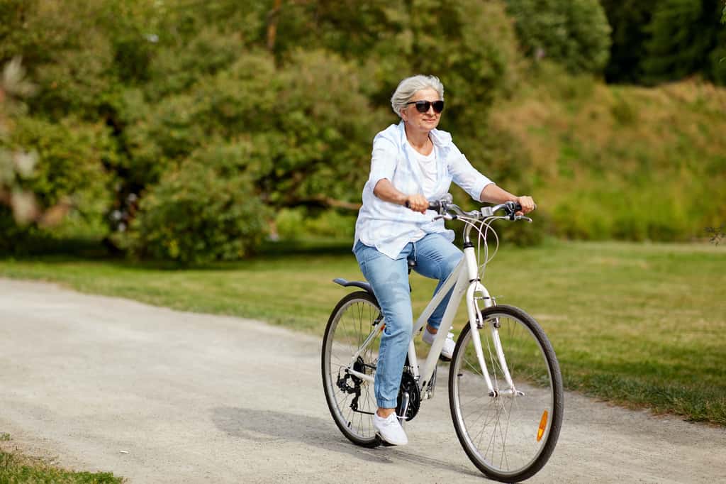 Le maintien d’une activité physique chez les plus âgés aurait un effet protecteur contre la sénescence des cellules. © Syda Productions, Adobe Stock