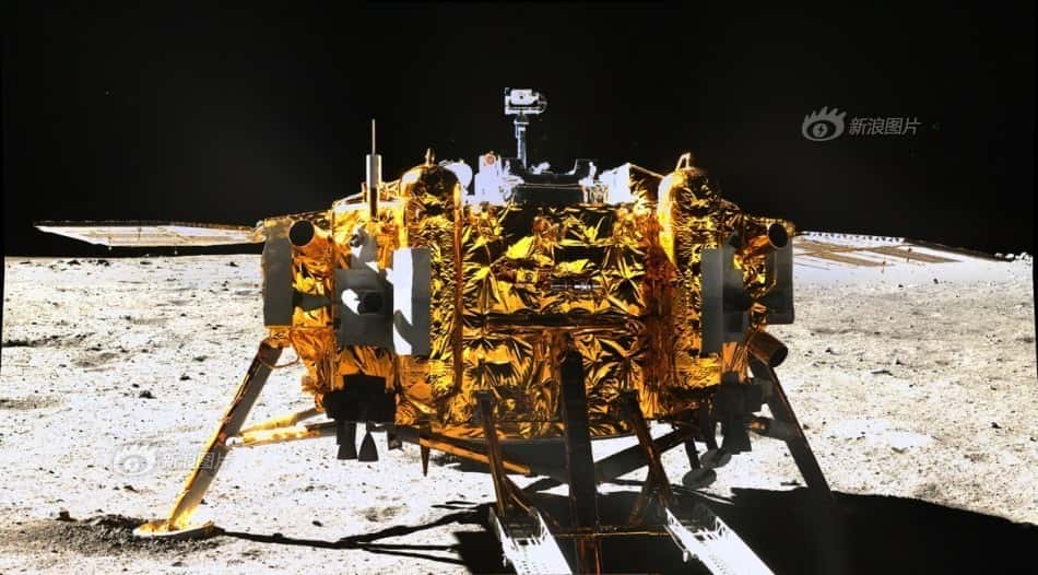 <br />En haut, l’atterrisseur Chang'e 3 photographié par le rover Yutu le 15 décembre à 12 h 44 TU. En bas, vue panoramique à 360° autour de Chang'e 3, capturée le 17 et 18 décembre 2013. © Photo du haut : <em>Chinese Academy of Sciences </em>; photo du bas : <em>Chinese Academy of Sciences</em>, Phil Stooke
