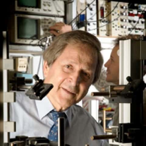 Le prix Nobel de physique Claude Cohen-Tannoudji est l’auteur de nombreux travaux en optique quantique. C’est l’un des pionniers des techniques de refroidissement par laser des atomes. © ENS