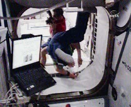 L’astronaute français de l’Esa, ingénieur de vol, Léopold Eyharts photographie l’intérieur du module Columbus, tandis que son collègue allemand Hans Schlegel se trouve à l’avant-plan. Capture Nasa-TV