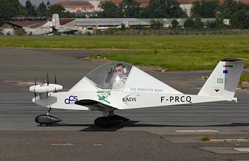 Le Cri-Cri quadrimoteur électrique présenté en 2010 au salon du Bourget par EADS, piloté par Didier Esteyne, directeur technique d'Aérocomposite Saintonge. © Airbus Group