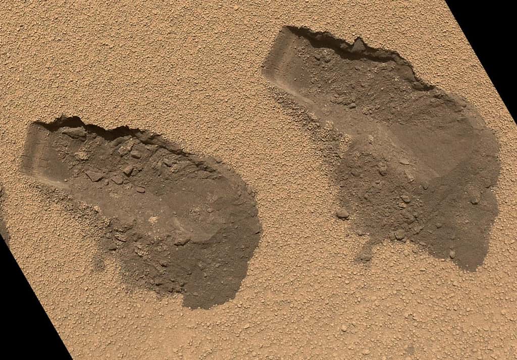 Les traces des prélèvements de sable effectués par la pelle de Curiosity sur le site Rocknest en octobre 2012. La largeur de l'instrument est de 4 cm. © JPL-Caltech, MSSS, Nasa