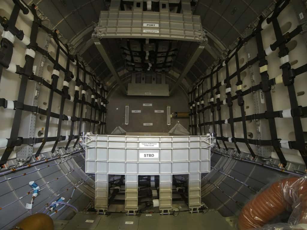 L'intérieur du module pressurisé de Cygnus, où se trouvent les 700 kg de fret envoyés à l'ISS. © Rémy Decourt