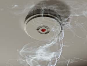 Les détecteurs de fumée devront équiper tous les foyers d’ici 5 ans. L’objectif est de sensibiliser aux risques domestiques et de réduire le nombre d’incendies. © Paul Fleet