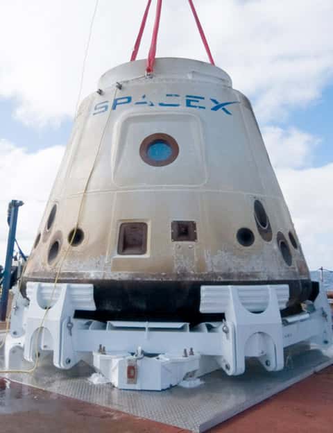 La capsule Dragon de SpaceX récupérée après son retour sur Terre. © SpaceX/Mike Altenhofen