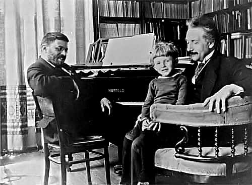 De gauche à droite Paul Ehrenfest, son fils et Albert Einstein. Crédit : www.ilorentz.org