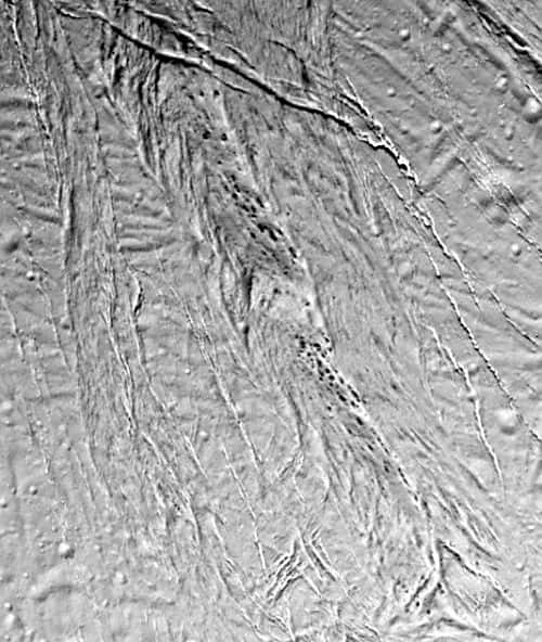 La surface torturée et fissurée d’Encelade, révélée ici par Cassini en 2005.