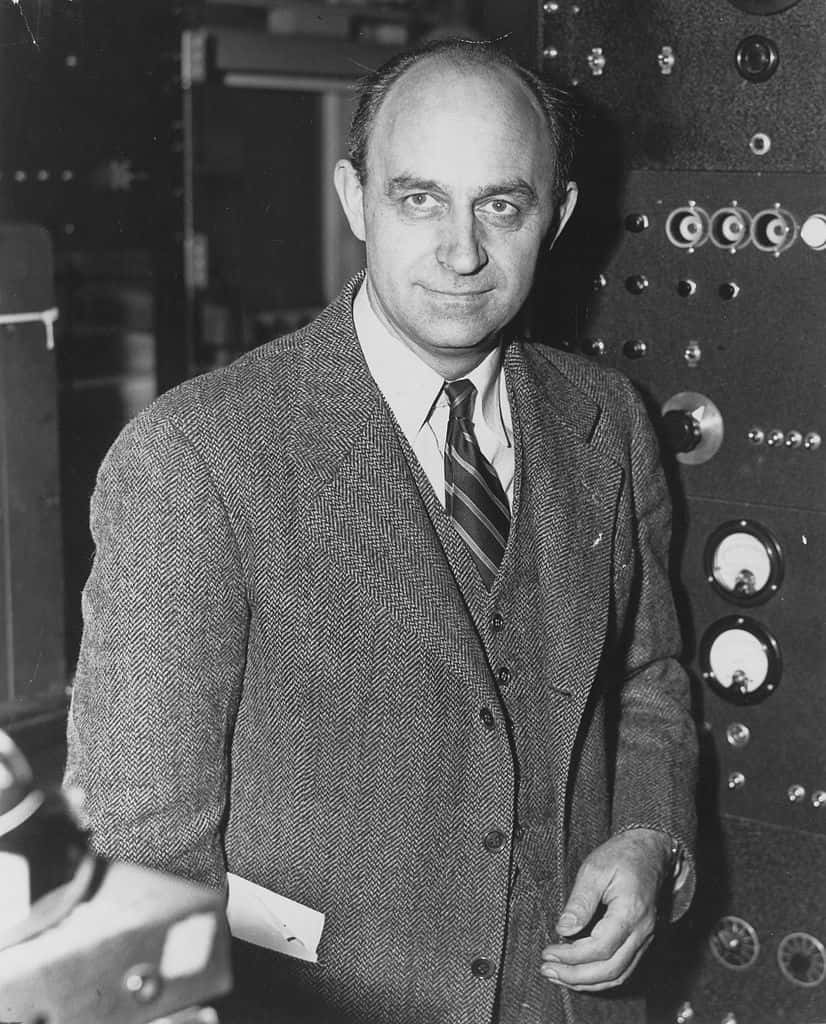 Enrico Fermi étaient le dernier théoricien qui connaissait toute la physique de son temps en plus d'être un grand expérimentateur. On lui doit des contributions à la théorie de la relativité générale, la théorie de la désintégration bêta et bien sûr la création de la première pile atomique. Vers la fin de sa vie, il a travaillé sur l'origine des rayons cosmiques en proposant des mécanismes d'accélération. © DP