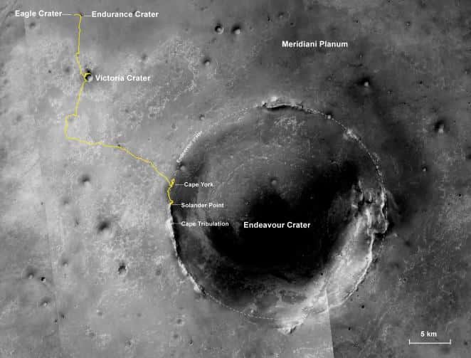 Image mosaïque capturée depuis l'espace par la sonde spatiale <em>Mars Reconnaissance Orbiter</em> (MRO). Le tracé jaune montre le parcours d'Opportunity depuis son arrivée le 25 janvier 2004 dans le cratère Endurance jusqu'à sa position actuelle sur les remparts du cratère Endeavour, de 22 kilomètres de diamètre. En dix ans, le rover a parcouru la distance de 38,73 km, un record pour un astromobile. © Nasa, JPL-Caltech, MSSS, NMMNHS