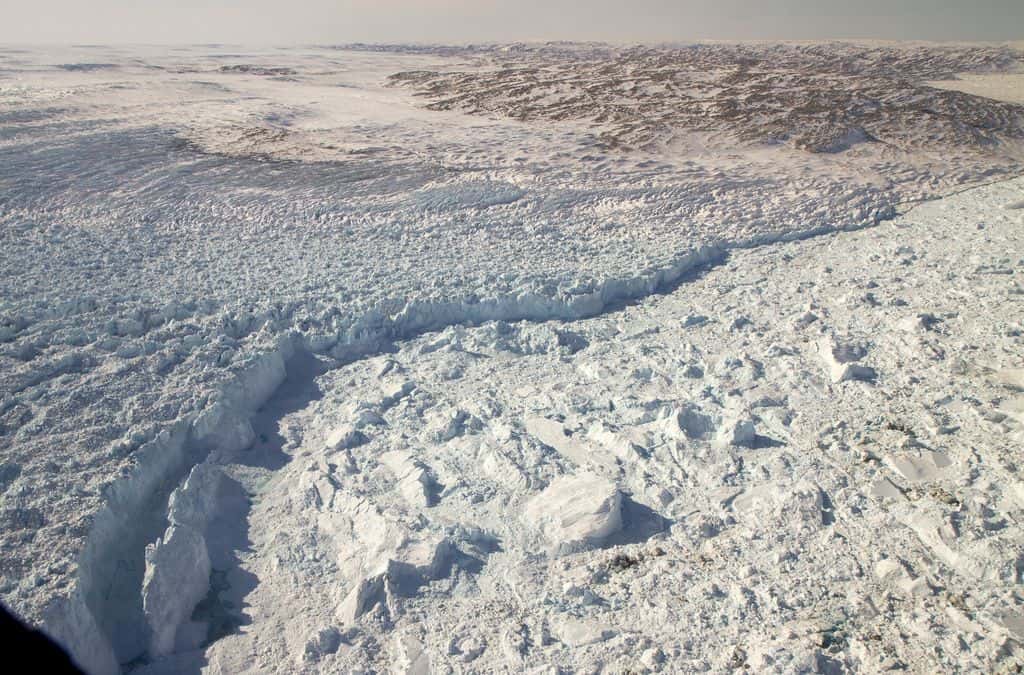 Le front du glacier groenlandais Jakobshavn Isbræ. En 2012, il a reculé de 1 km et autant en 2013. D’ici la fin du siècle, les scientifiques s’attendent à un recul total de 50 km. © <em>Nasa Goddard Photo and Video</em>, Flickr, cc by 2.0