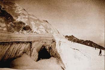 Le tunnel de drainage creusé sous le glacier en 1904 pour faciliter l'évacuation de l'eau de fonte. © DR
