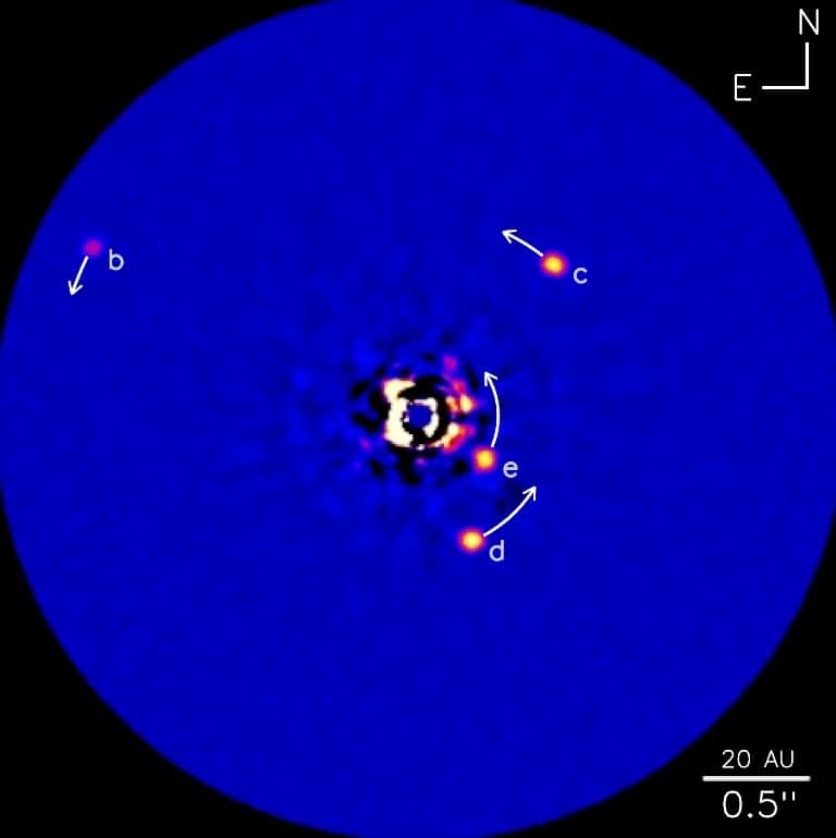 Une nouvelle image infrarouge du système planétaire HR8799. Cette image montre la planète HR 8799b (environ 5 fois la masse de Jupiter), les planètes HR 8799c, HR 8799d (environ 7 fois la masse de Jupiter chacune) et la HR 8799e, la nouvelle planète. © NRC-HIA, Christian Marois, <em>W.M. Keck Observatory</em>