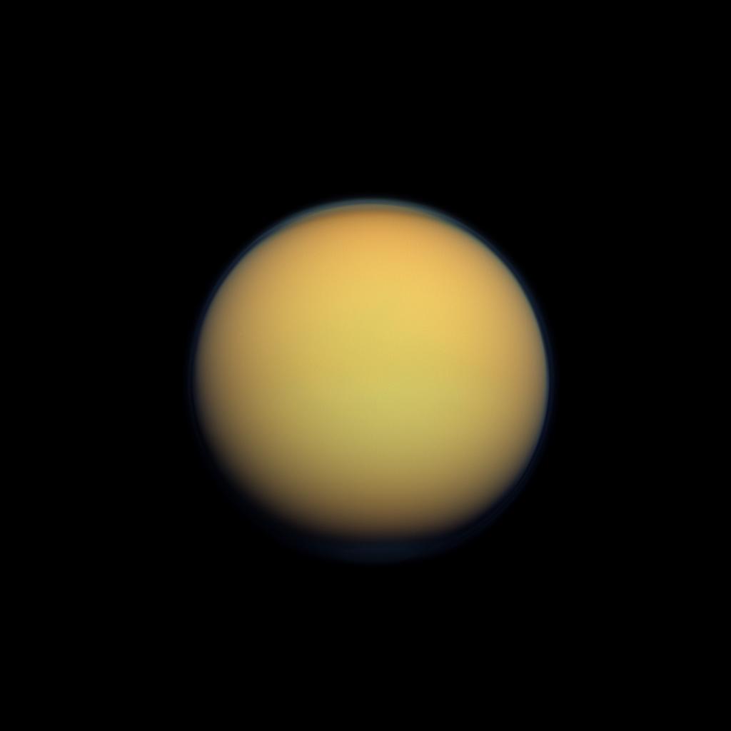 Portrait de Titan — deuxième plus grande lune du Système solaire — par Cassini, qui l’a survolé 102 fois en dix ans. Épaisse d’environ 600 km, son atmosphère se compose de 95 % de diazote et 5 % de méthane. Son interaction avec le rayonnement solaire et le champ magnétique de Saturne favorise la formation de molécules organiques. Titan évoque aux chercheurs les conditions qui pouvaient régner sur la Terre primitive. © Nasa, JPL-Caltech, <em>Space Science Institute</em>