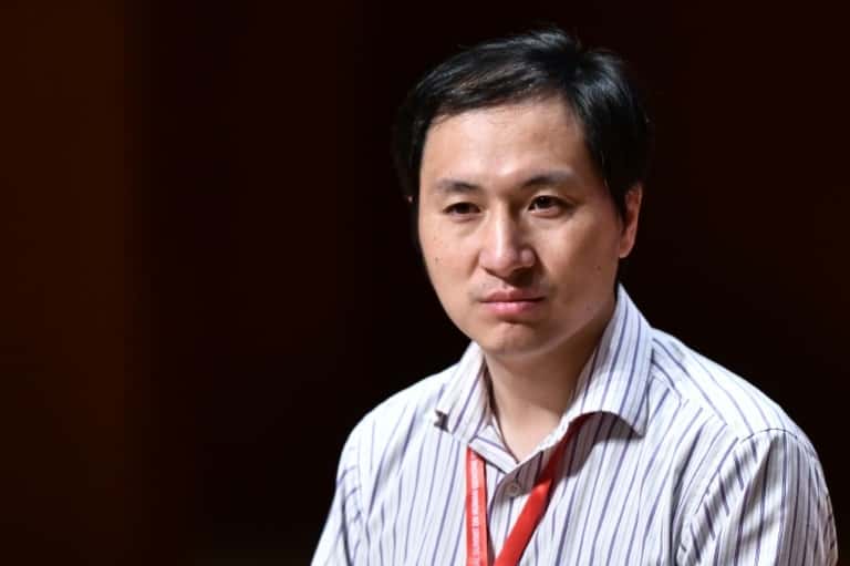 Le scientifique chinois He Jiankui après avoir annoncé avoir modifié le génome d'embryons humains, lors du 2e Sommet international sur la modification du génome humain le 28 novembre 2018 à Hong Kong. © Anthony Wallace, AFP