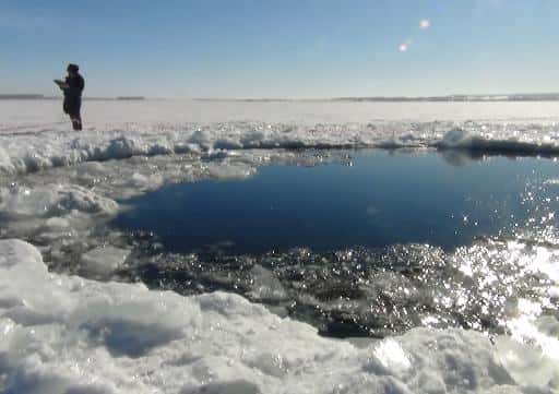 Ce trou de six mètres de diamètre a été creusé par un fragment de météorite dans la glace à la surface du lac Tchebarkoul, le 15 février 2013. Sa recherche a duré plusieurs mois. © AFP, <em>Chelyabinsk Region Police Department</em>