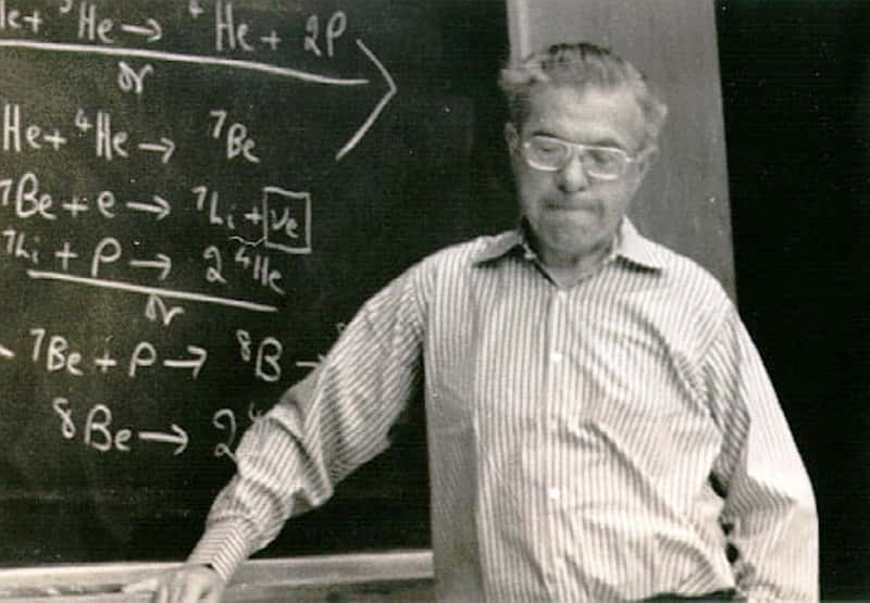 Le cosmologiste Fred Hoyle fait partie de ceux ayant démontré que les éléments chimiques prenaient naissance au cœur des étoiles. Il est ici photographié en plein cours d'astrophysique nucléaire. © <em>Astrophysics Group at Clemson University, Department of Physics and Astronomy</em>