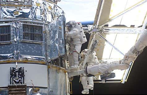 Dernière mission de maintenance de Hubble, le 6 mars 2002 (STS109). Les astronautes John M. Grunsfeld et Richard M. Linneh procèdent au remplacement d’un contrôleur d’alimentation en énergie électrique. Crédit Nasa