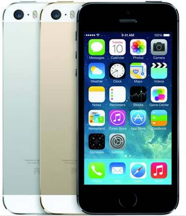 L’iPhone 5S conserve le design de l’iPhone 5, mais adopte deux nouvelles couleurs, or et gris sidéral. © Apple