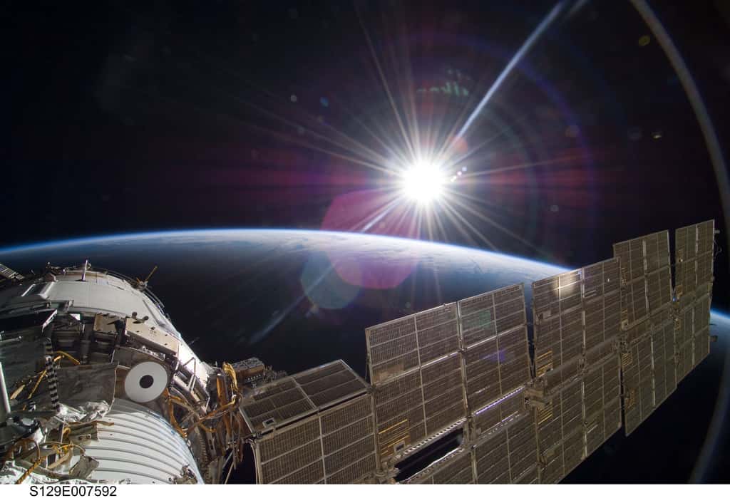 Cette photo, prise depuis la Station spatiale internationale, en orbite autour de la Terre, représente notre Planète bleue, gravitant elle-même sur une orbite parcourue en une année autour du Soleil, en arrière-plan. © <em>Nasa's Marshall Space Flight Center</em>, Flickr, cc by nc 2.0
