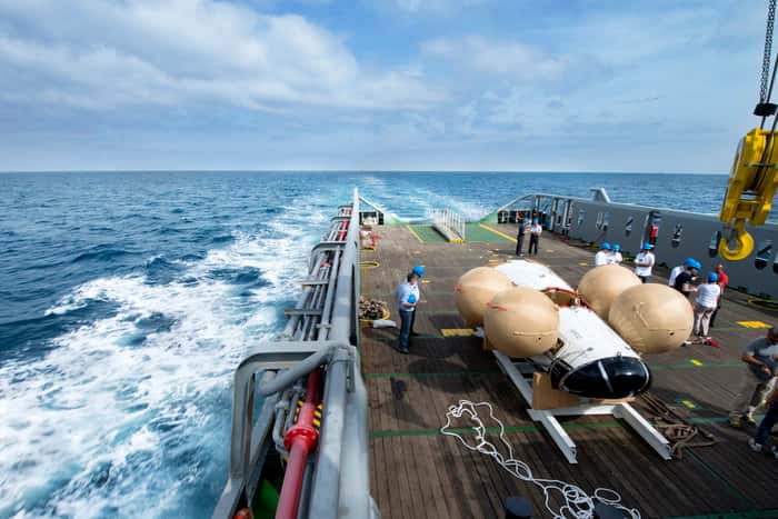 Les derniers essais de récupération de l'IXV, équipé de ses ballons gonflés, effectués fin juin 2014 à bord du navire italien <em>Nos Aries</em>. © Esa