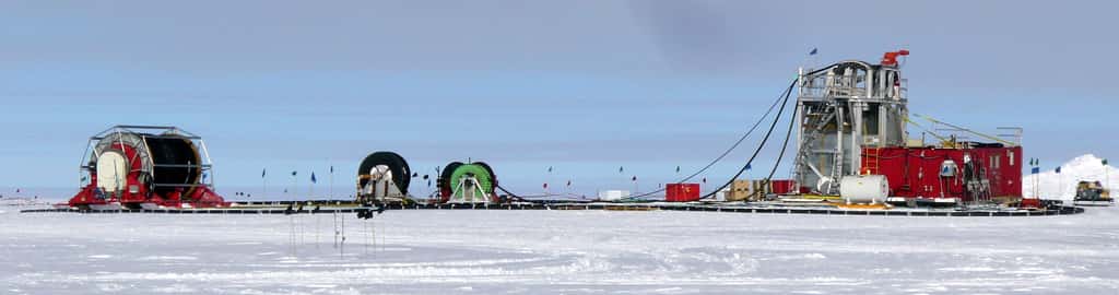 En Antarctique, la lourde installation IceCube est déjà destinée à détecter des neutrinos dans une gamme d’énergie allant du téra-électron-volt (TeV) au péta-électron-volt (PeV). Ici, les installations de forage qui ont été nécessaires à enterrer les détecteurs à plusieurs kilomètres de profondeur. © Amble, Wikipedia, CC by-sa 3.0