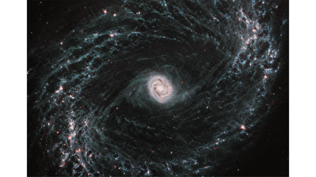 Ici, la galaxie spirale barrée NGC 1433 avec son noyau particulièrement brillant entouré d’anneaux formant des étoiles doubles. Pour la première fois, dans les images infrarouges du télescope spatial James-Webb, les scientifiques peuvent voir des bulles de gaz caverneuses où des étoiles en formation ont libéré de l’énergie. © Nasa, ESA, CSA et J. Lee (NOIRLab) ; traitement d’images : A. Pagan (STScI)
