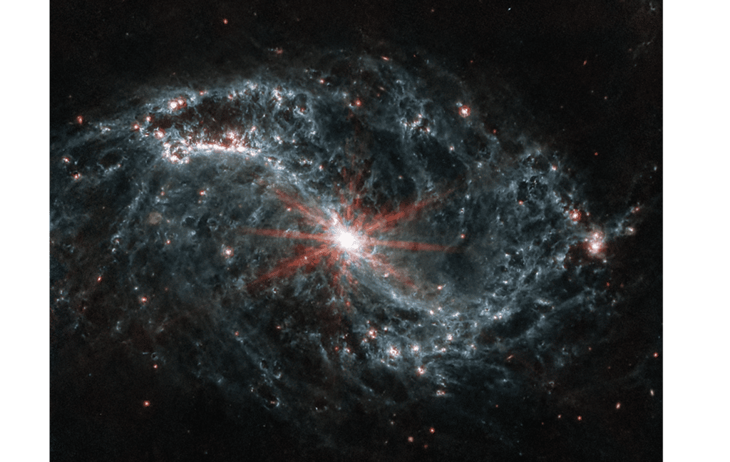Ici NGC 7496 dont les bras en spirale sont remplis de bulles caverneuses et de coquilles qui se chevauchent. Ces filaments et cavités creuses sont la preuve que de jeunes étoiles libèrent de l’énergie et, dans certains cas, expulsent le gaz et la poussière du milieu interstellaire qui les entoure. © Nasa, ESA, CSA et J. Lee (NOIRLab) ; traitement d’images : A. Pagan (STScI)