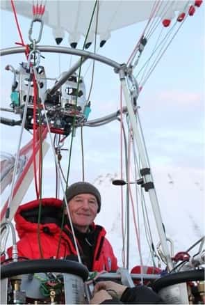 Jean-Louis Etienne dans la nacelle du Generali Arctic Observer, avant le départ. © Jean-Louis Etienne