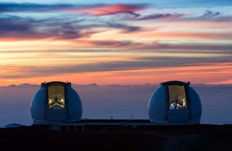 Les jumeaux Keck I et Keck II sur le sommet du mont Mauna Kea, à Hawaï. © Ethan Tweedie, <em>Photo Gallery W.M. Keck Observatory</em>