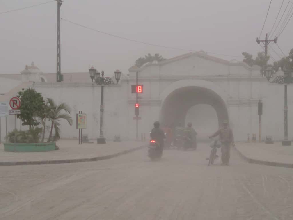 Le lendemain de l’éruption du Kelud, la ville de Yogyakarta était envahie par la poussière, rendant la circulation difficile. © Aldnonymous, Wikimedia Commons, cc by sa 3.0
