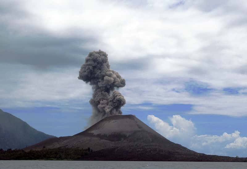 Le Krakatoa, en Indonésie, photographié en 2008. L'éruption du 27 août 1883 a été extrêmement violente, engendrant d'énormes quantités de poussières disséminées dans l'atmosphère mondiale. © Flydime, cc by 2.0