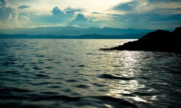 Le Kivu fait partie des grand lacs africains. Tout comme les lacs camerounais Nyos et Monoun, il est susceptible d'entrer en éruption limnique, de libérer les grandes quantités de gaz qu'il contient. Le lac Nyos a déjà tué 1.700 personnes lors d'une éruption. © Themalau, Wikimedia common, CC by-sa 3.0