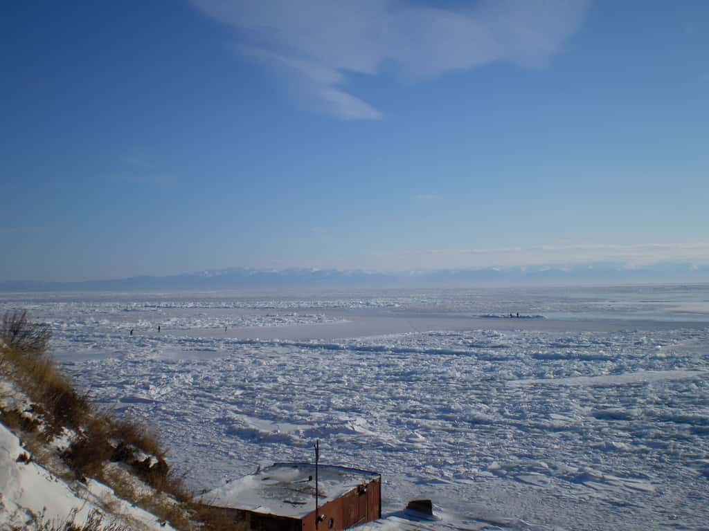 Le lac Baïkal est situé au sud de la Sibérie. C'est la plus grande réserve d'eau douce liquide au monde. Il gèle de façon saisonnière, et lorsqu'il dégèle, il peut être un vecteur de maladies, liées à la libération de virus ou de bactéries. © Suicup, Wikipédia, cc by sa 3.0